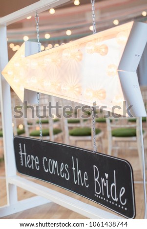 Here comes the bride sign with large light up arrow sign.