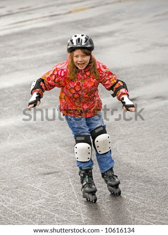 The girl in a helmet ride on roller skates and shouts