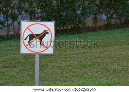 Forbidden dogs sign, located on the lawn inside the park.