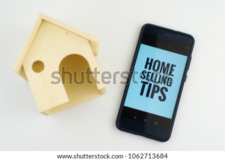 smartphone with text home selling tips