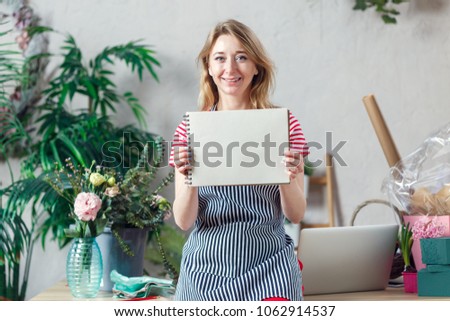 Photo of florist woman with blank sheet of notebook
