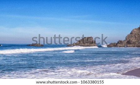 Beautiful tide of the ocean near the mountains