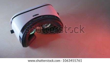 Virtual reality device with red light 