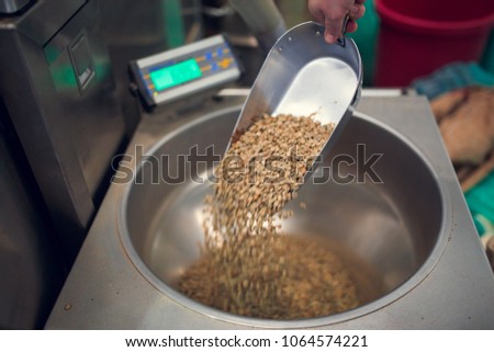 Picture of shovel with crumbling coffee beans, industrial scales