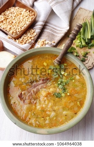 Soup of chopped peas with smoked ribs.
