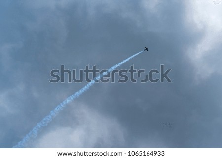 the plane flies up rapidly, show aircraft