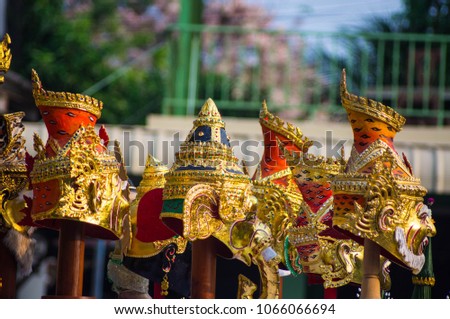 Worship ("Hua Khon" : the origin of the gurus of the guru) with an ancient form to show the respect and progress of the disciple.
