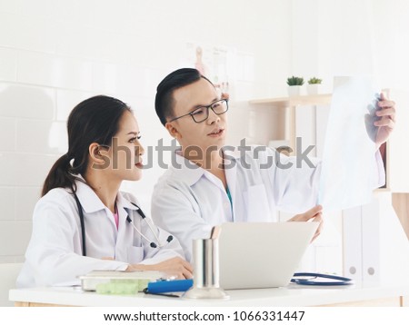 Two doctor discussions work together 