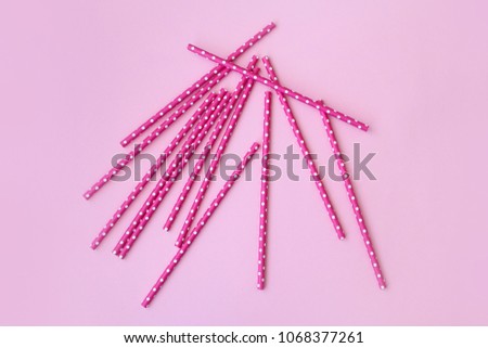 pink staws with white circles