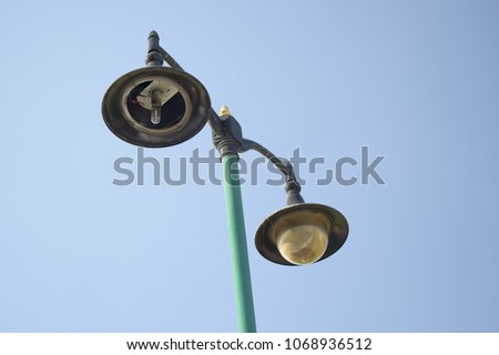street lamp with one light  broken