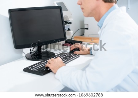cropped view of male optician working with computer in clinic Royalty-Free Stock Photo #1069602788