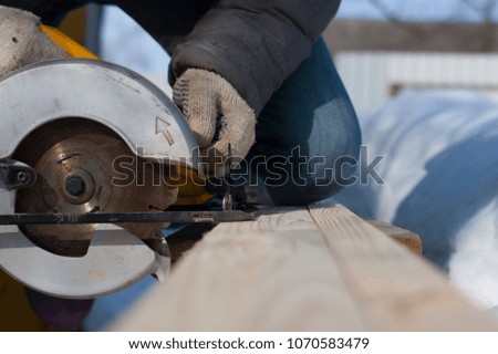 Circular saw in action. Cut the boards.