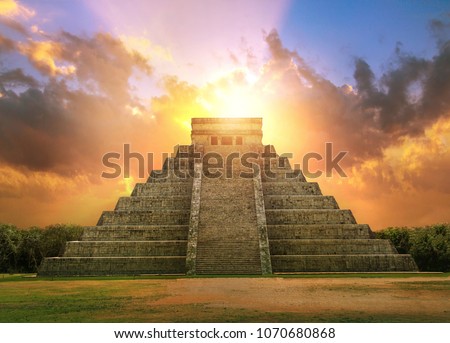 Mexico, Chichen Itzá, Yucatán. Mayan pyramid of Kukulcan El Castillo at sunset Royalty-Free Stock Photo #1070680868