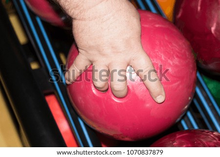 The bowling player's hand holds the ball before the throw