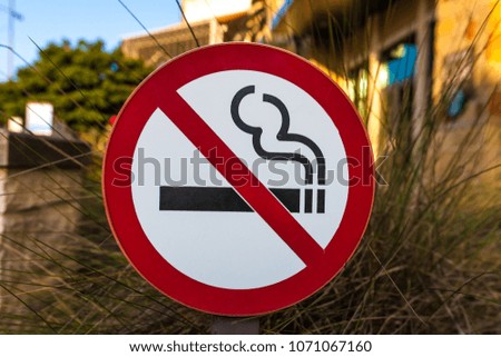 No Smoking sign at an outdoor shopping center