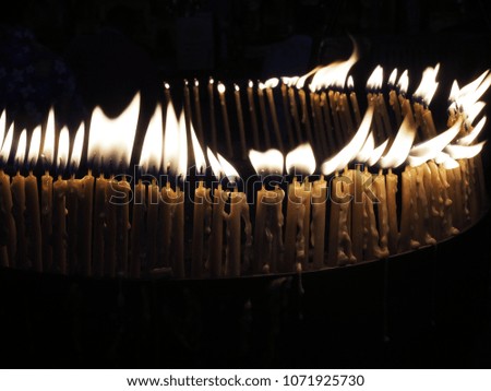 light the candle,Burning candles light to worship Buddha
