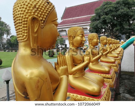 Many Buddha statues dedicated to the Buddha.