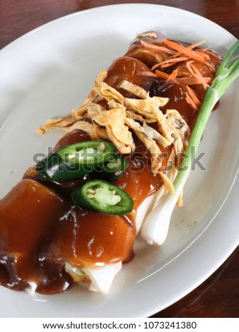 Thai Fresh Spring roll Snack with sweet sauce topeed with slice egg and chili