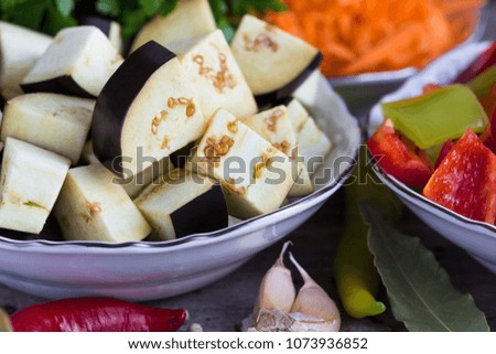 Pieces of eggplant, pepper and other vegetables to make ragout.