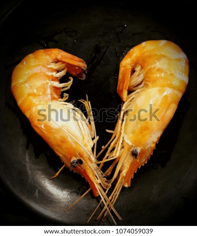 The arrangement lays the shrimp is heart picture that expresses to arrive at the love on black background.