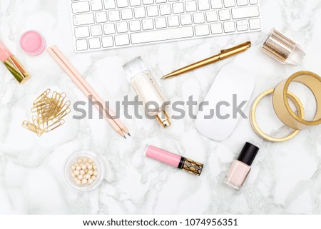 Desk and feminine accesories