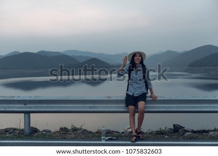 Beautiful female tourists are happy with the lake view.