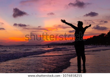teen extend the arms on the beach.