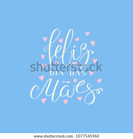 Hand written lettering quote Happy Mothers Day Happy Mothers Day in Portuguese, Feliz dia das maes, with hearts. Isolated objects on blue. Vector illustration. Design concept for Mothers Day card.