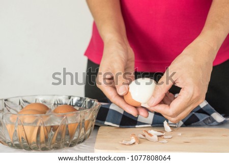 immediately soak hot boiled eggs in cold water make it easily peel, kitchen tips