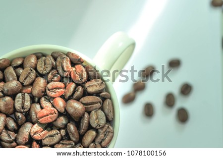 Roasted coffee beans invite you to taste. The picture is clearer, deeper, focused, spot on the coffee beans.