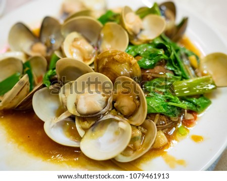 stir fried clams with basil