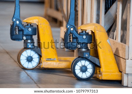 Pallet goods with manual forklift, transport by truck.