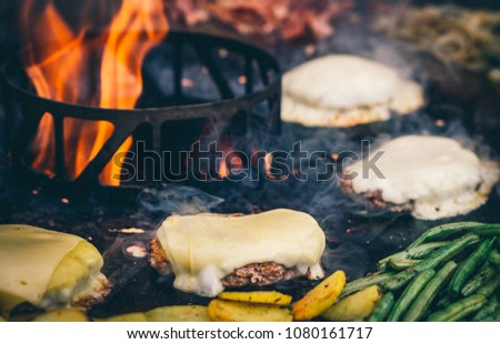 Burger mit Bacon grillen auf der Feuerplatte Royalty-Free Stock Photo #1080161717