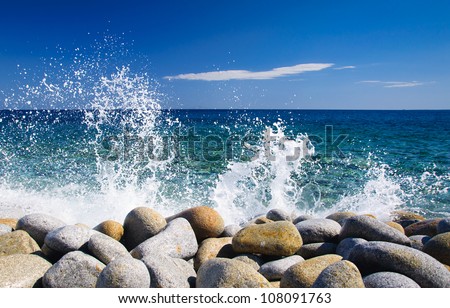 Waves hitting round rocks and splashing