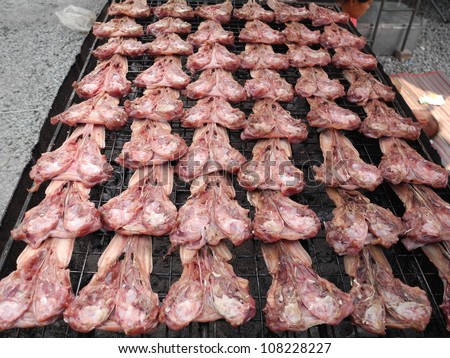 Platypus live on the grill.( fried duck mouth)