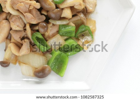 Chinese food, chicken and pepper stir fried with shimeji mushroom