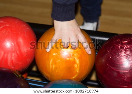 The bowling player's hand holds the ball before the throw