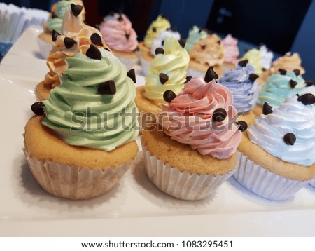 cupcakes flavour in white plate