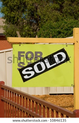 sign in front yard advising of successful sale