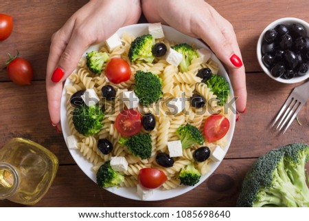 Pasta salad with ingridient : broccoli , tomatoes , feta and olives