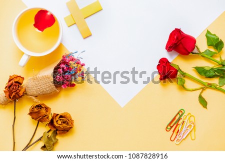 The background is alternately yellow with white, beautifully decorated with red roses and dried flowers. Make it suitable for use.

