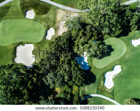 A bird's-eye view of a golf course.