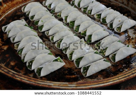 Pot stickers, a kind of dumpling, is a kind of delicious food. 