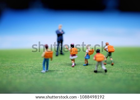 Miniature people : Children they are going to school. Picture use for education concepte.