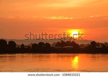 Beautiful sunrise over the Khong river silhuatte 