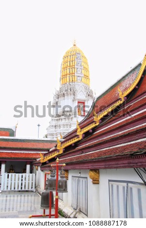 The temple or temple is red with a gold leaf or gold leaf on the tip of the serpent. The roof is painted white and green. The back of the big prang is grand.