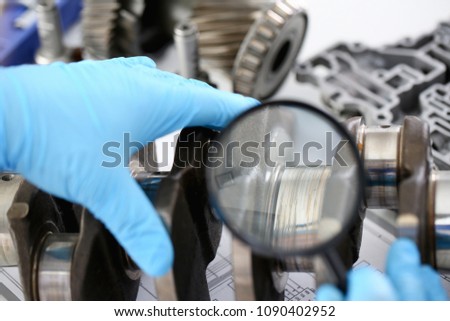 The mechanic of the service center for engine repair considers problem crankshaft on which as a result of bad lubrication of oil starvation there was a breakdown and the appearance of scuffing liners.