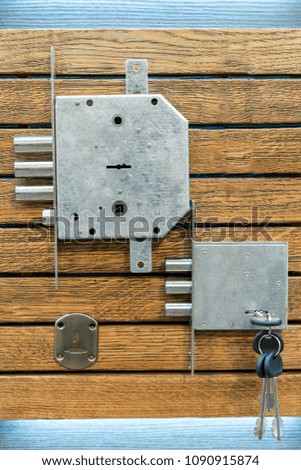 The design of the door lock. dismantle the door lock on the stand