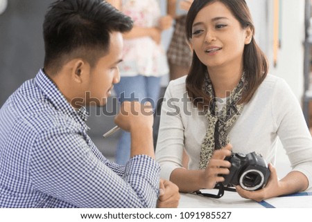 Photographer showing and talking about pictures that they was take before