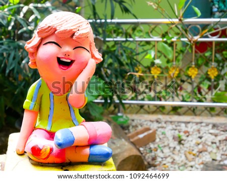 Closeup statue kid with be smile and blur background.